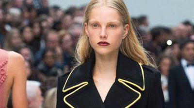 Burberry no abandona sus característicos trenchs en la primavera/verano 2016 de la London Fashion Week