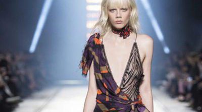 Versace presenta a una mujer que pisa fuerte en Milan Fashion Week