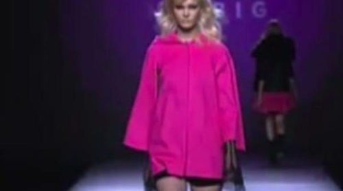 Cuero negro y pedrería empolvada en el desfile de Teresa Helbig en la Fashion Week Madrid