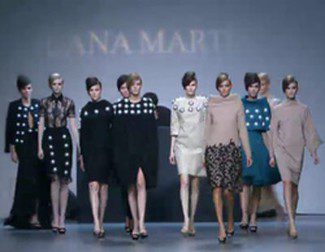 Los diseños 'lady' de Juana Martín inundan Fashion Week Madrid a ritmo de Carlos Jean