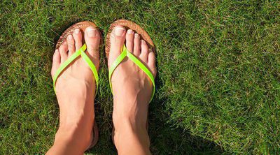 Chanclas en verano: cuándo usarlas y cuándo no