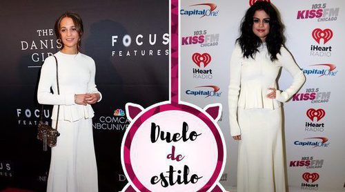 Alicia Vikander y Selena Gomez con un mismo look de Victoria Beckham: ¿quién lo luce mejor?