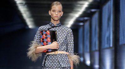 Retro años 70 y chanclas son la apuesta de Prada para la colección primavera/verano 2017 en Milán Fashion Week