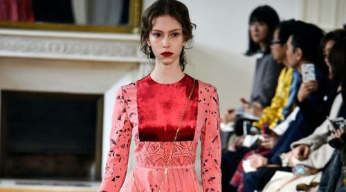 Valentino evoca el arte clásico en su colección primavera/verano 2017 para París Fashion Week