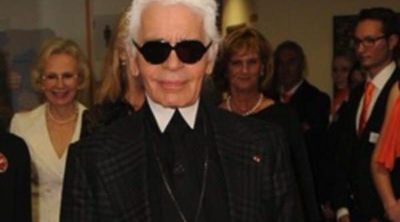 Karl Lagerfeld rinde homenaje a la chaqueta negra de Chanel