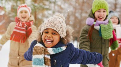 Moda infantil en invierno: cómo vestir a los niños para ir al parque