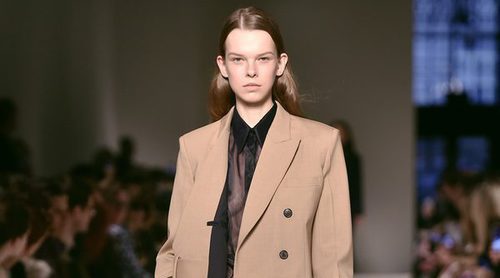 Victoria Beckham apuesta por el estilo masculino y minimal en la New York Fashion Week
