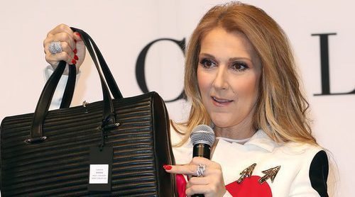 Céline Dion presenta su nueva y variada línea de bolsos 'Celine Dion Collection' con un look romántico