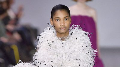 Vestidos saco, volúmenes y asimetrías protagonizan la colección de Balenciaga de Paris Fashion Week