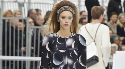 El espacio exterior baja a la Paris Fashion Week con Chanel y su espectacular desfile futurista