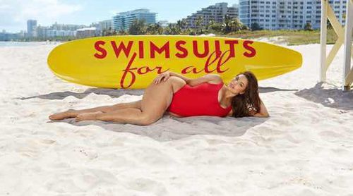 Ashley Graham demuestra que el bañador rojo de 'Los Vigilantes de la Playa' es apto para todos los cuerpos