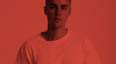 Justin Bieber diseña la camiseta blanca perfecta para la marca Hanes con ayuda de su estilista