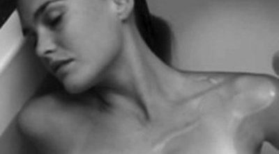 Bar Refaeli se desnuda para promocionar su nueva colección de ropa interior masculina