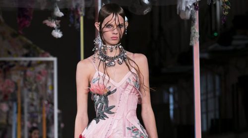 Alexander McQueen celebra la feminidad sobre la pasarela de la París Fashion Week