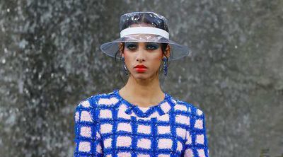 El plástico y el tweed protagonizan el desfile primavera/verano 2018 de Chanel en París Fashion Week