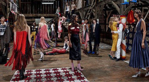 Calvin Klein nos muestra el satén y los colores llamativos en su nueva campaña global 2018
