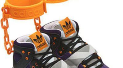 Avalancha de críticas para Adidas por unas zapatillas que fomentarían "la esclavitud"