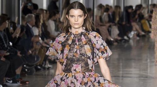 Diseños femeninos y vintage suben a la pasarela de la París Fashion Week con Giambattista Valli