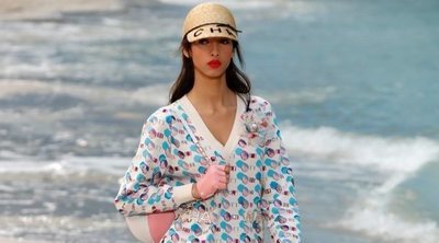 Una idílica playa llega al centro de la París Fashion Week con el desfile más veraniego de Chanel