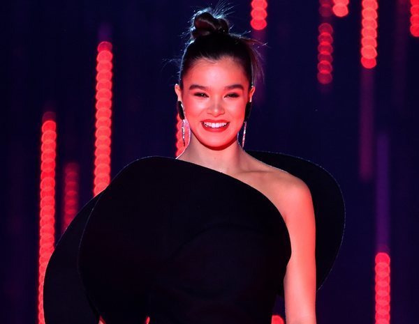 Los 9 looks de Hailee Steinfeld para presentar los MTV EMAs 2018