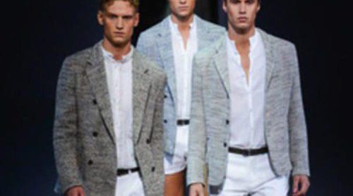 Pantalones mínimos en el desfile de Emporio Armani en la Semana de la Moda masculina de Milán