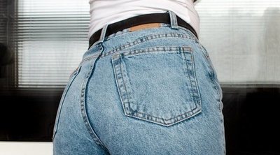 Mom fit jeans: qué son y cómo combinar los pantalones más buscados del momento