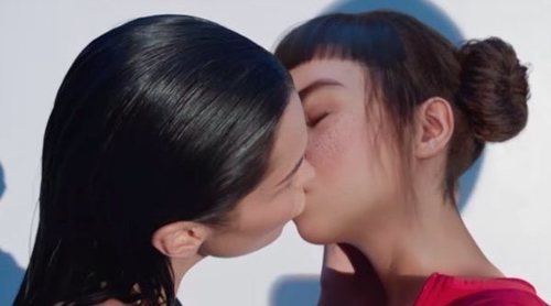 Bella Hadid y Lil Miquela protagonizan el beso más polémico en la nueva campaña de Calvin Klein