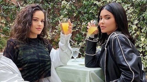Kylie Jenner le copia a Rosalía el abrigo que le costó una importante polémica