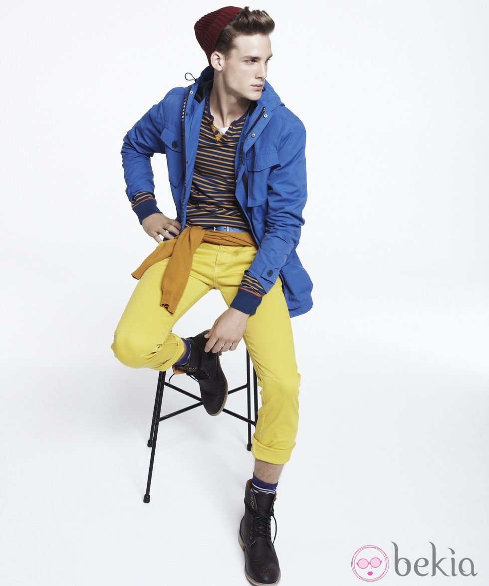 Trench azul y pantalón amarillo flúor de Blanco, colección otoño 2011