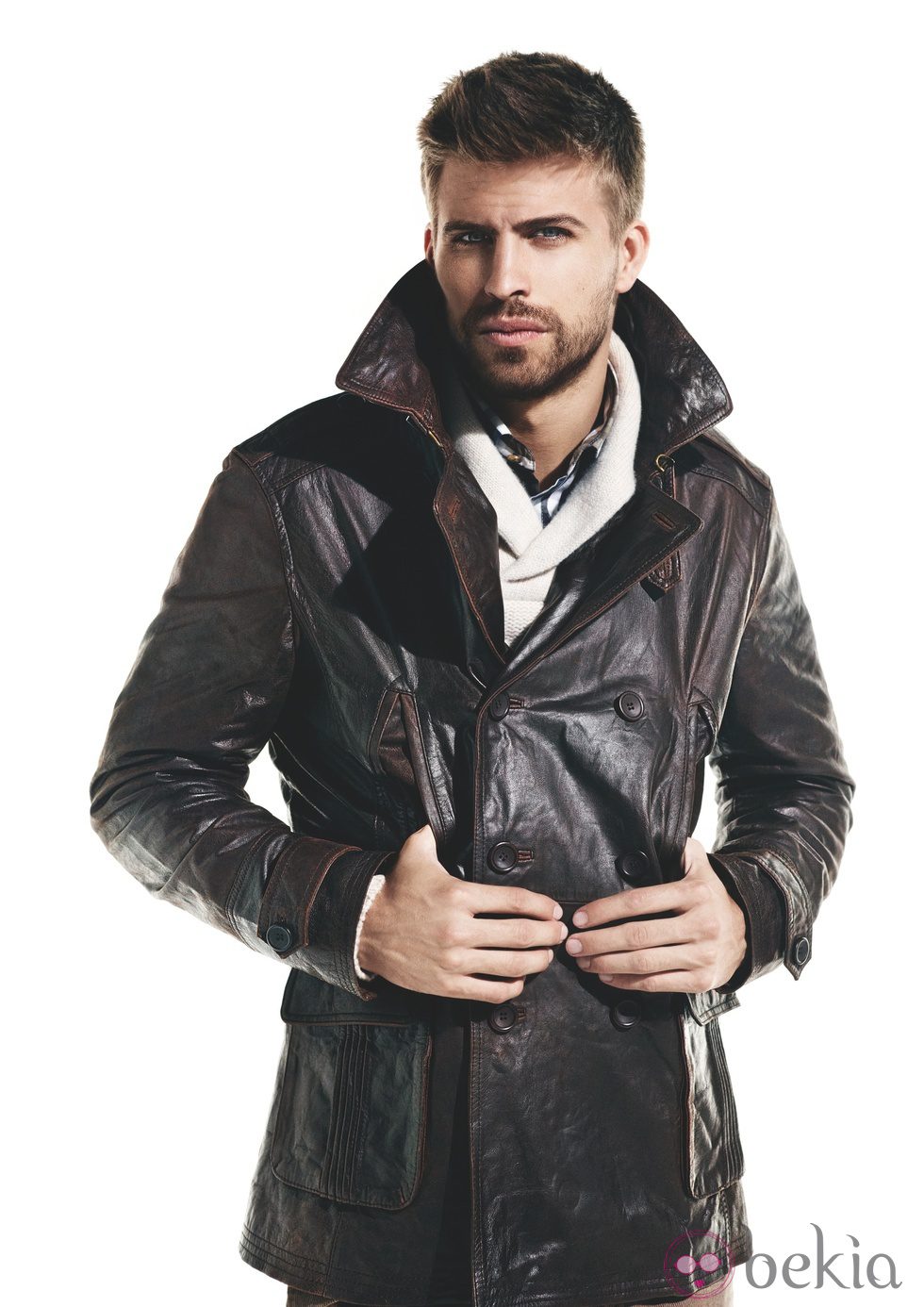 Gerard Piqué con abrigo de piel marrón con doble botonadura para la colección otoño-invierno 2011 de H.E. by Mango