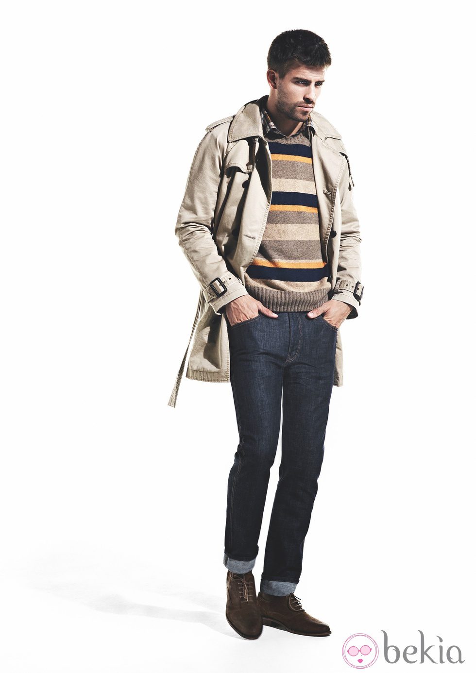 Gerard Piqué con abrigo beige, jersey y vaqueros para la colección otoño-invierno 2011 de H.E. by Mango