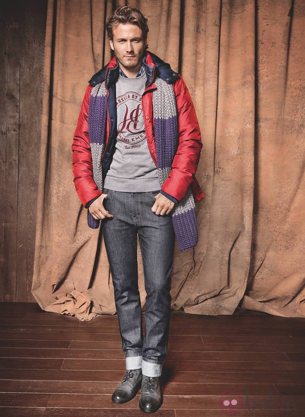Abrigo rojo y bufanda de la firma H.E. By Mango para el otoño/invierno 2011-2012