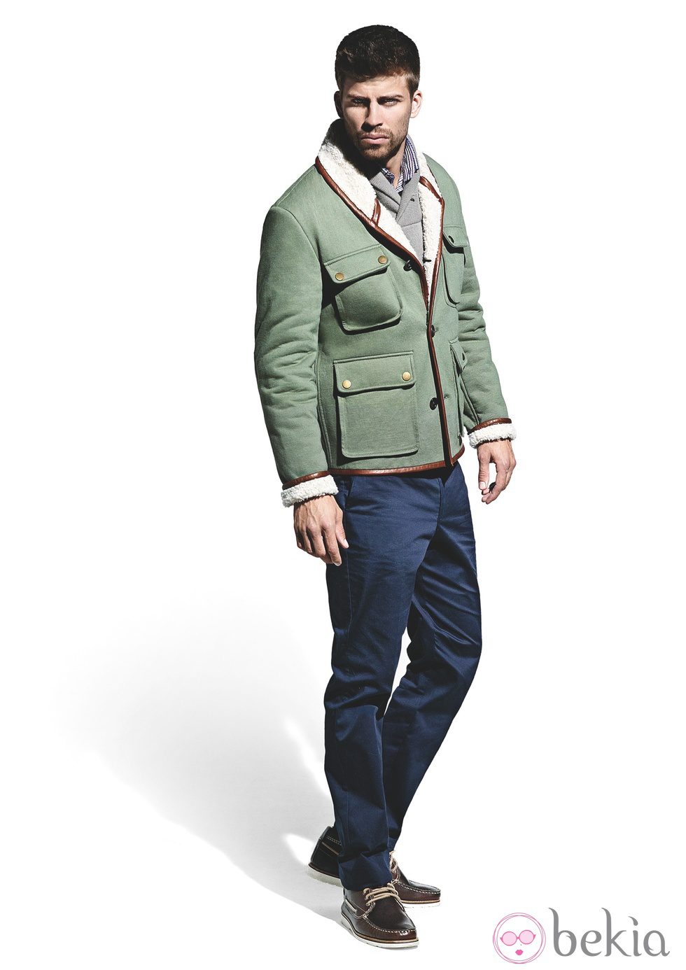 Gerard Piqué con cazadora verde y pantalones azules para la colección otoño-invierno 2011 de H.E. by Mango