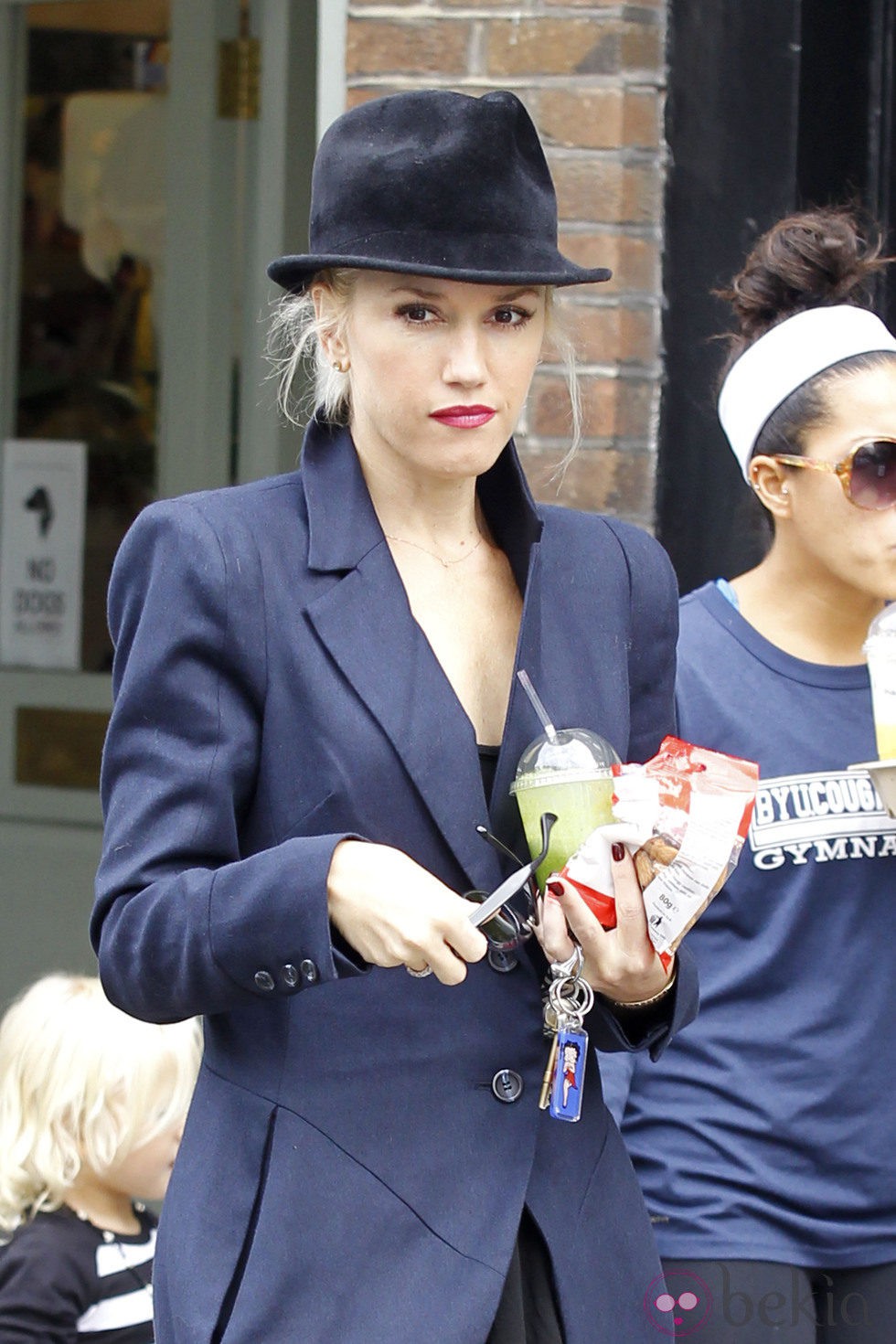 Gwen Stefani, de azul con un fedora