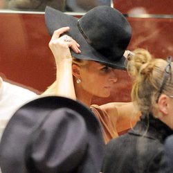 Paris Hilton se prueba un sombrero fedora negro