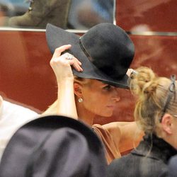Paris Hilton se prueba un sombrero fedora negro