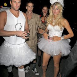 Disfraces sexys para Halloween: Paris Hilton y Doug Reinhardt de vedette en 2009