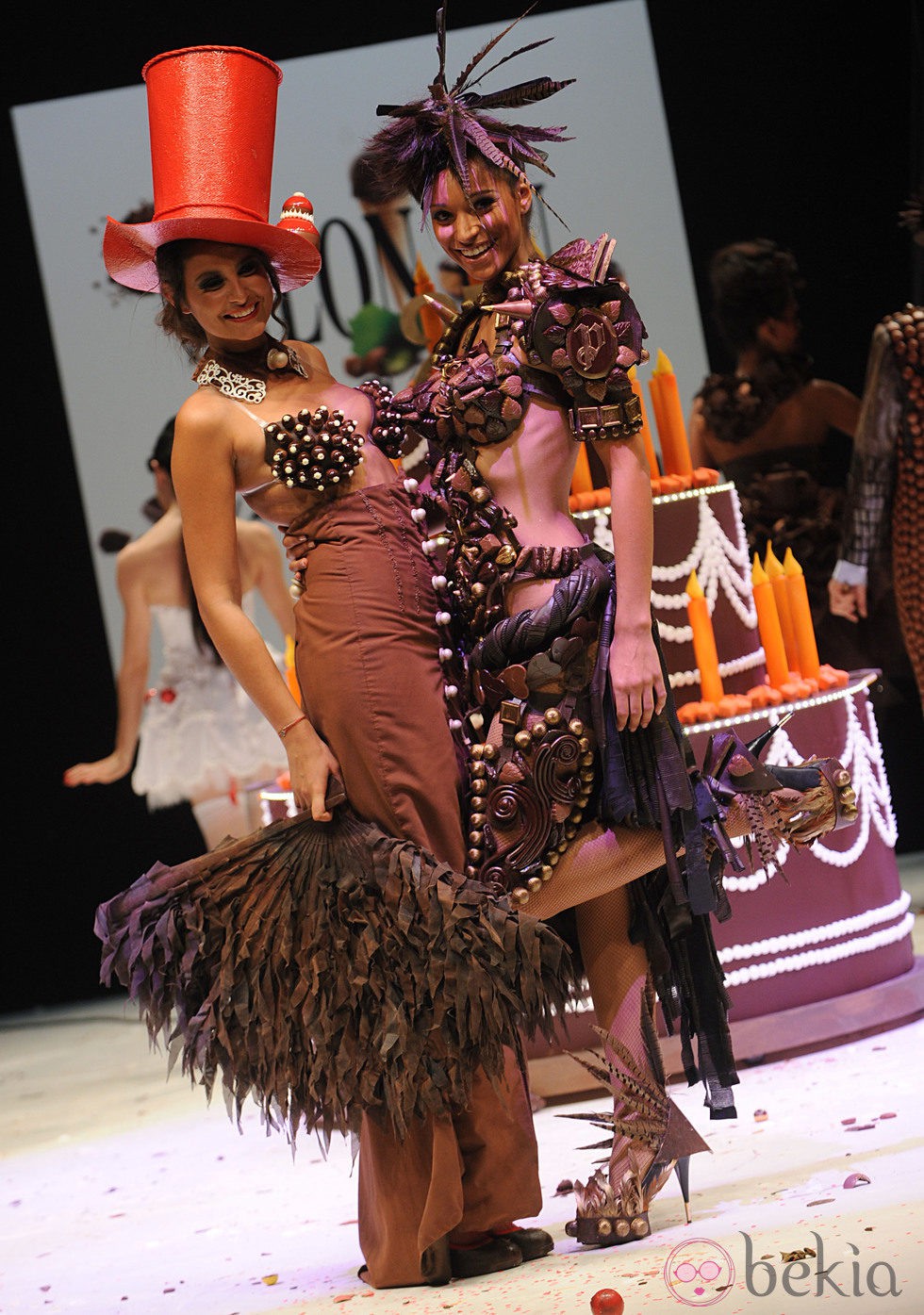 Dos modelos posando en el desfile del Salón del chocolate