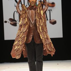 Modelo masculino con chaqueta en forma de cisne