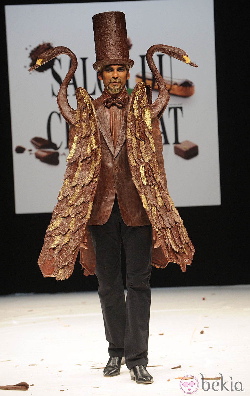 Modelo masculino con chaqueta en forma de cisne