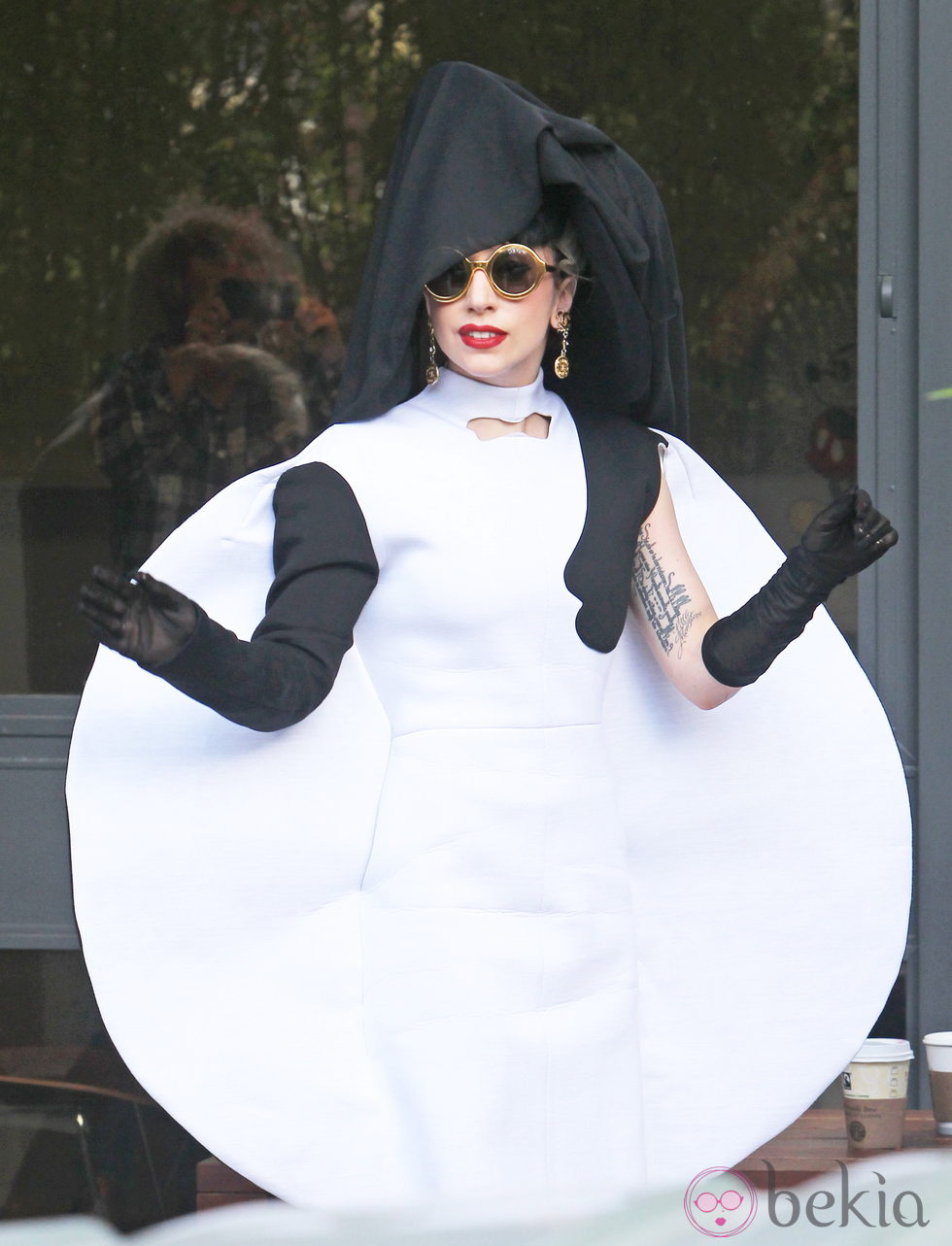 Looks de Lady Gaga: Vestido huevo