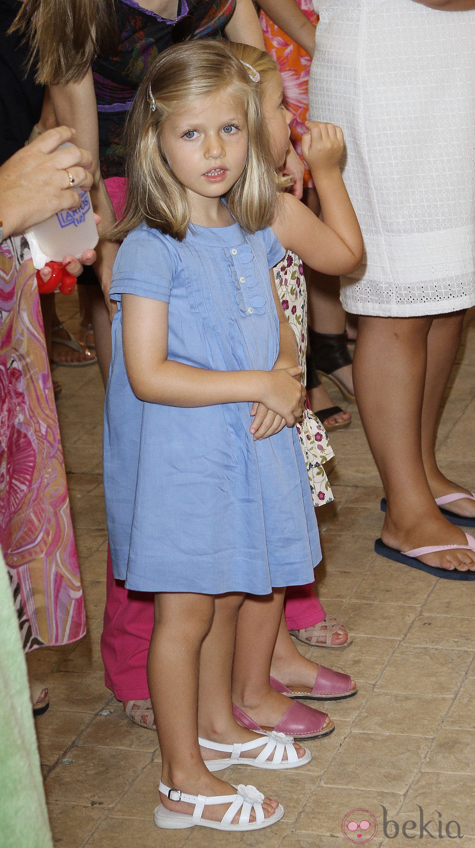 La Infanta Leonor con un vestido azul y sandalias blancas