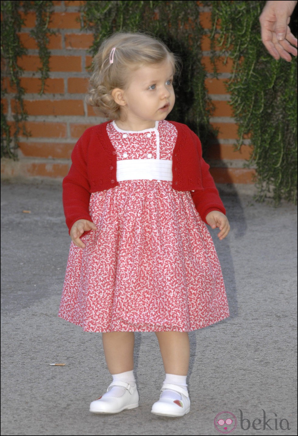 La Infanta Leonor con un vestido rojo y blanco