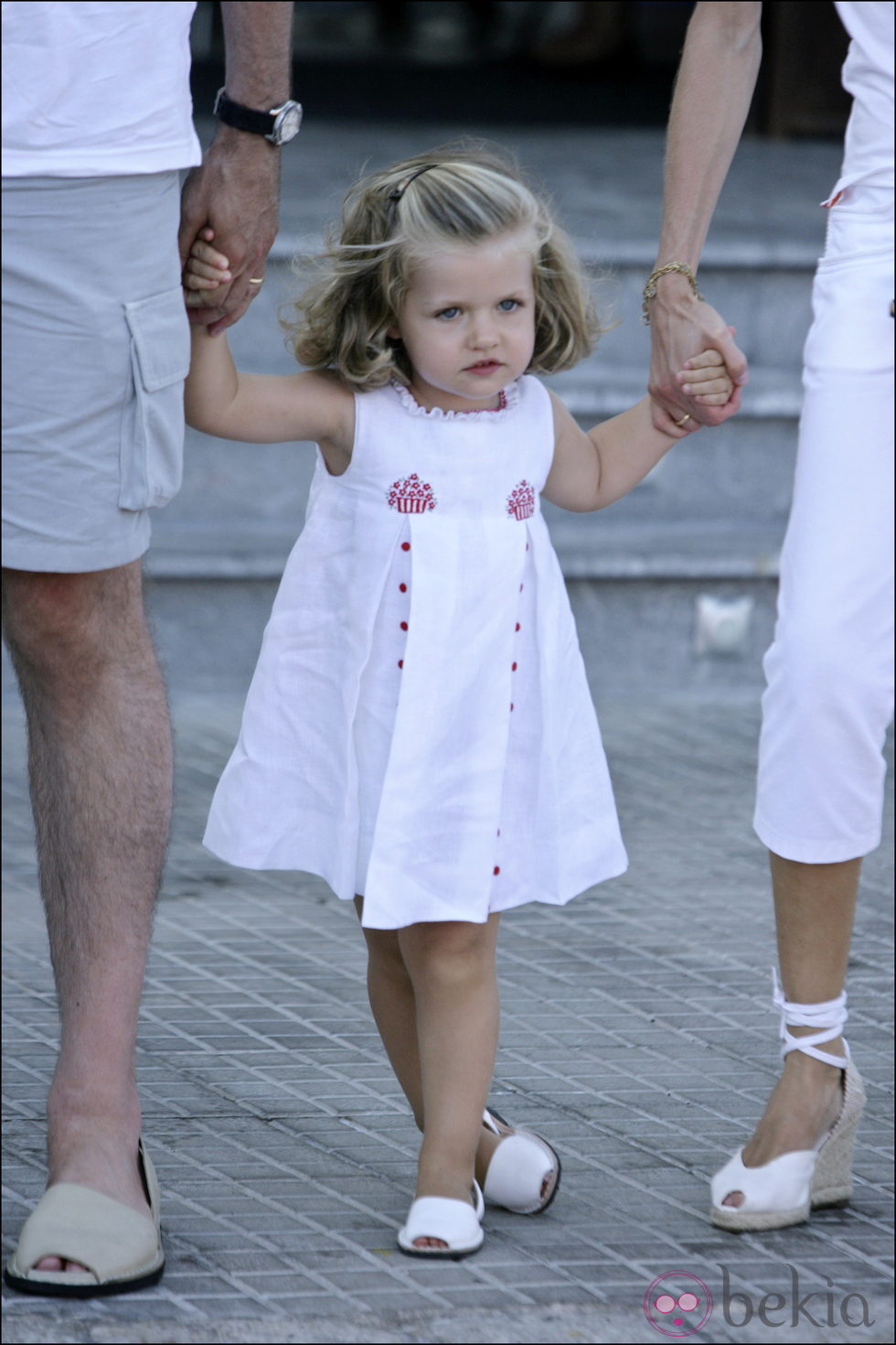 La Infanta Leonor con un vestido blanco y menorquinas