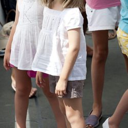 La Infanta Leonor con shorts caquis y camiseta blanca