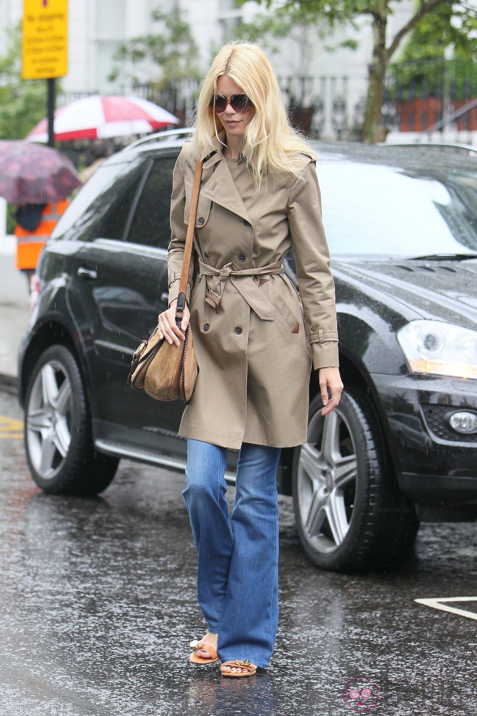 Claudia Schiffer con una gabardina