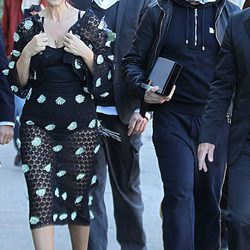 Monica Bellucci durante la grabación del spot Dolce&Gabbana con conjunto de topos blancos