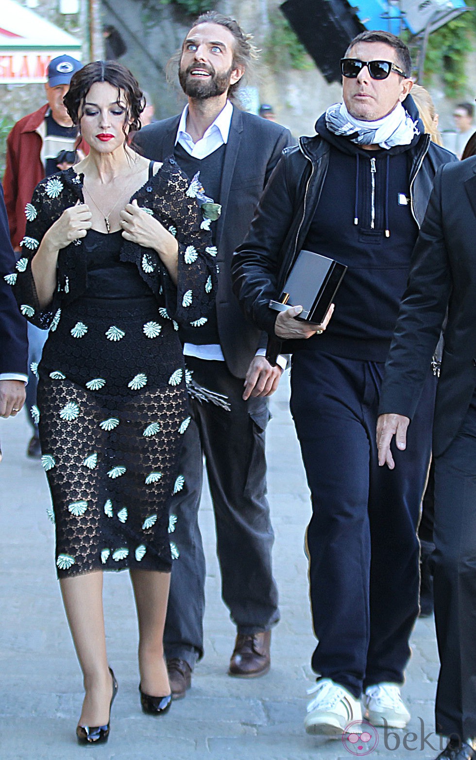 Monica Bellucci durante la grabación del spot Dolce&Gabbana con conjunto de topos blancos
