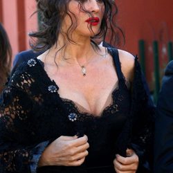 Monica Bellucci durante la grabación del spot Dolce&Gabbana con un look despeinado
