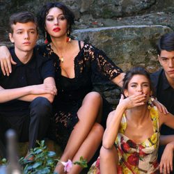 Monica Bellucci durante la grabación del spot Dolce&Gabbana en una estampa familiar